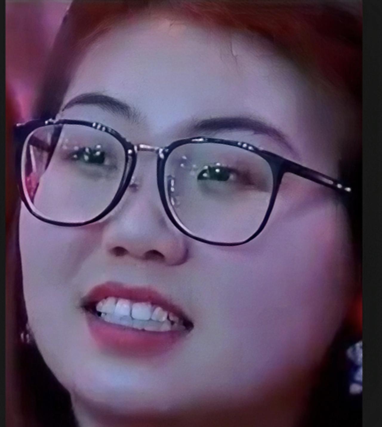 暧昧的瞬间
暧昧的瞬间，是夜的柔波漫过眼眸。霓虹晕染，光影在镜片上跳着朦胧的舞，
