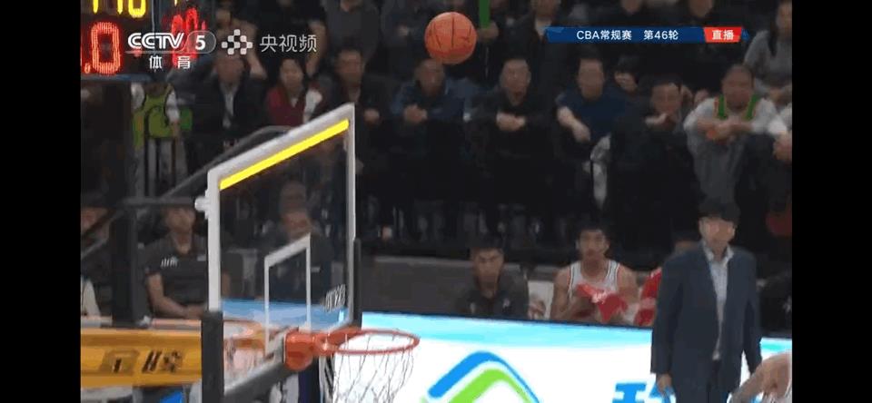 高诗岩连续断球反击得手……这预判太牛了！
CBA 常规赛辽宁39:37进行中……