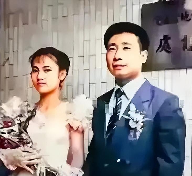 1983年，王学成在台湾的婚礼上强颜欢笑，新娘却满面愁容。



河南籍的王学成
