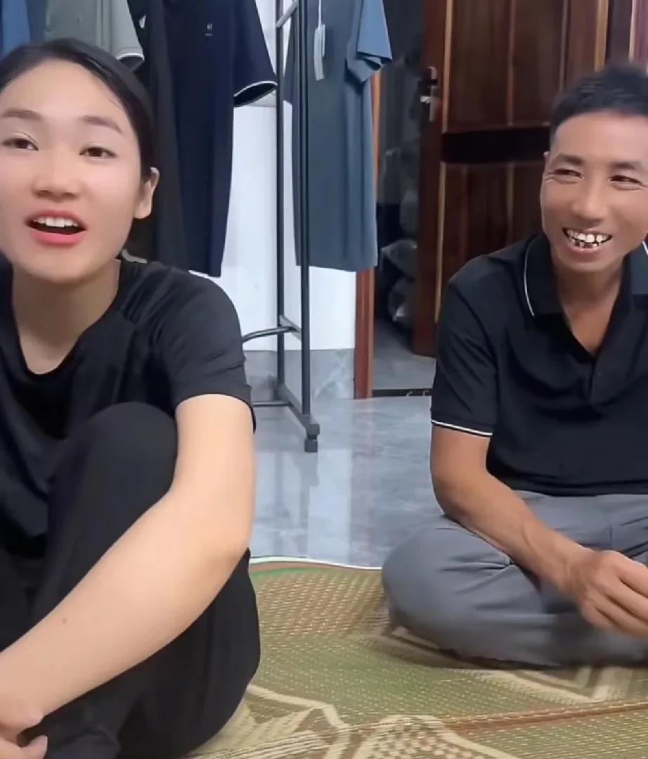 小松的套路，藏的够深[捂脸]！
之前小松说，小叔家房子封顶后他要回国做复查，拿药