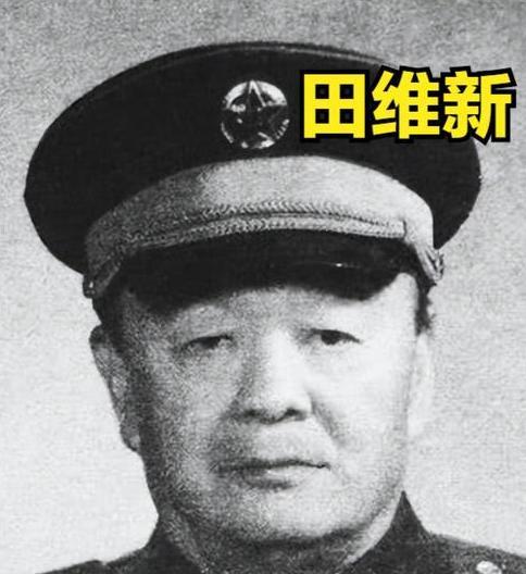 1949年11月，解放军司令员杨勇刚回到房中，马上就被人用枪抵在了后脑勺上，再一