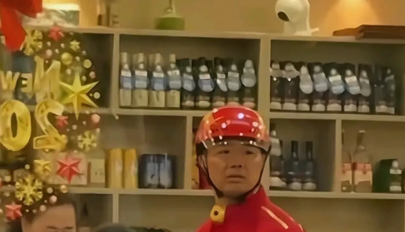 刘强东的这个表情，是绝对演不出来的。因为这个懵逼的状态太真实了，第一次送外卖，出