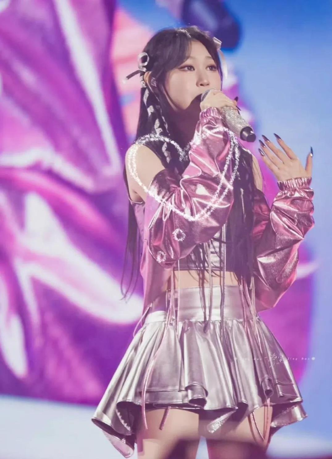 还是第一次见被明星爹的！
小沈阳女儿在演唱会舞台上表演了一段，不得不说舞台表现还