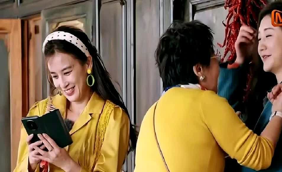 黄圣依妈妈催婚陈梦，让她嫁到上海来。

当场就要黄圣依把陈梦的爱好乒乓球的要