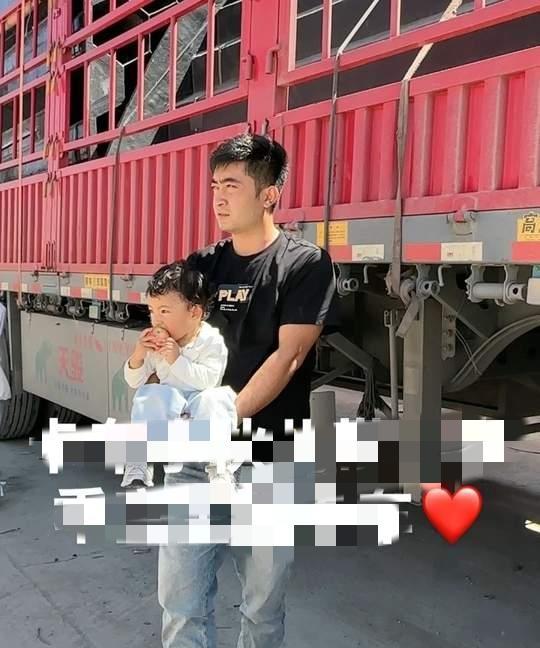90后宝爸，想开大货车赚钱养家。但是这样，2岁的孩子就要留给爷爷奶奶。这让他左右