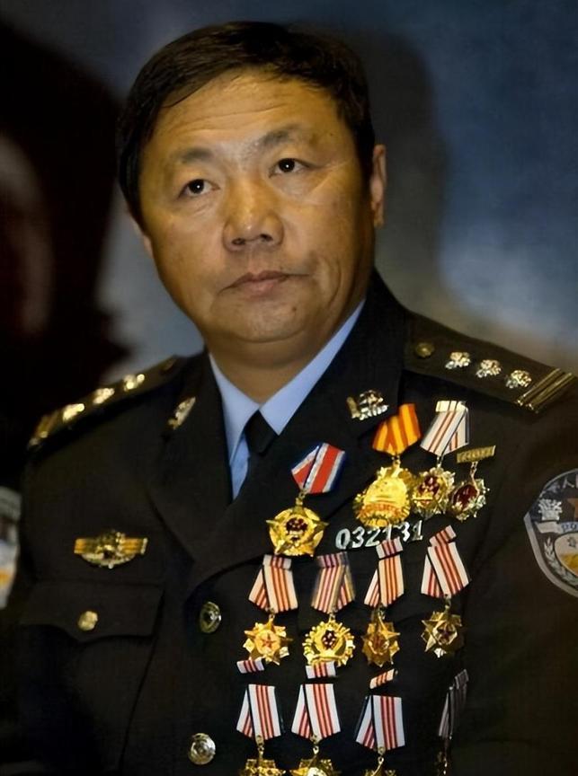 2003年，齐齐哈尔某酒店惊现11枚定时炸弹，排爆专家于尚清成功拆除10枚后，在