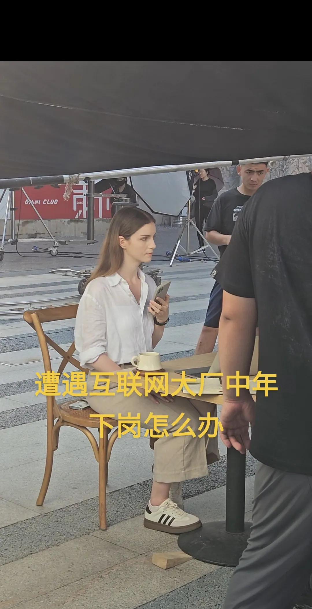 很多家长和即将毕业的大学生们都在担心去了大厂工作遇到中年下岗怎么办，实话实说这些