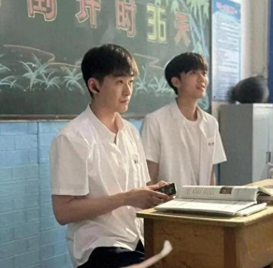 41岁张翰演高中生遭群嘲，网友戏称其与“庆奶”演校园情侣更搭
在娱乐圈这个瞬息万