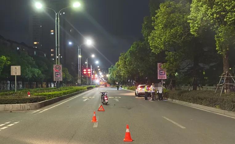 广东中山，一男子骑电动车与小车相撞，现场呼气检测酒精含量高达206mg/100m