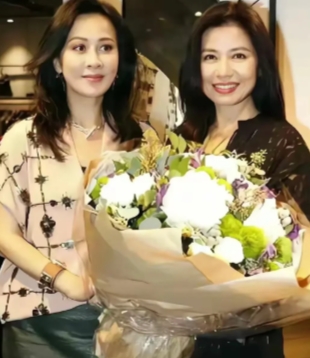刘嘉玲新造型惊艳，美出新高度

一直觉得钟楚红很美，但这次刘嘉玲的长发造型真是让
