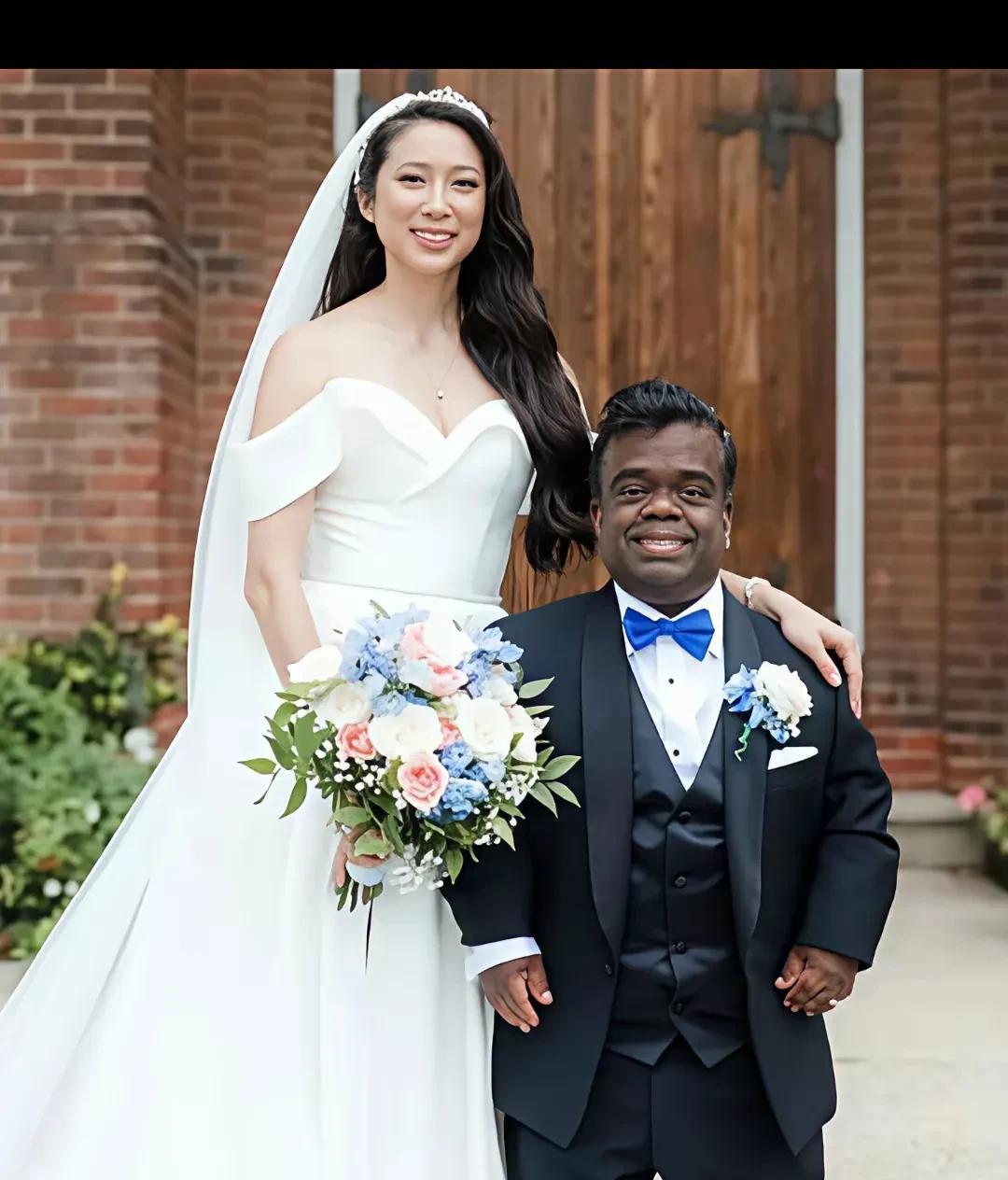 真的难以想象，不知道这位加拿大籍华人女子为什么要嫁给这个印度人，对方个子不高，颜