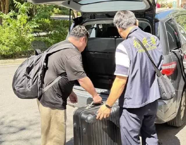 【日本男子持五星红旗在台北西门町发表“台湾是中国的”等言论被台湾当局强制驱逐出境