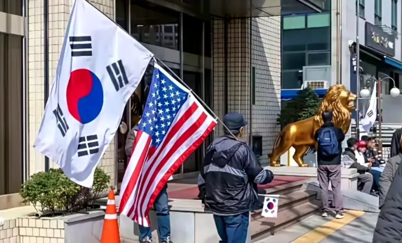 差点没被这个韩国网民给笑死。

一个韩国网民问：首尔正在举行反华大游行，为什么你
