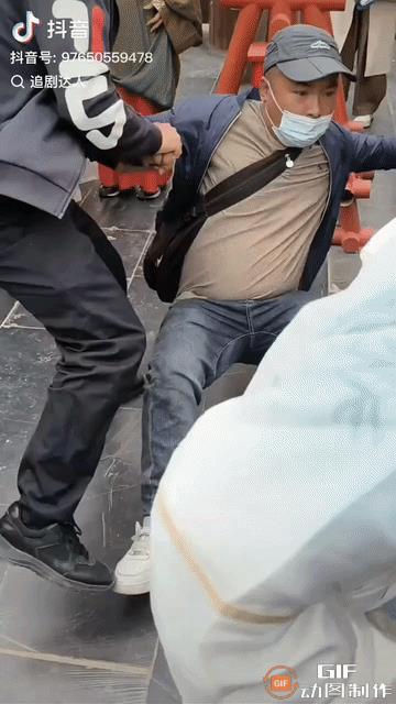 有一名小偷在景区行窃，被两名便衣警察当场逮住。瞧瞧这小偷的模样，要是他不动手，悄