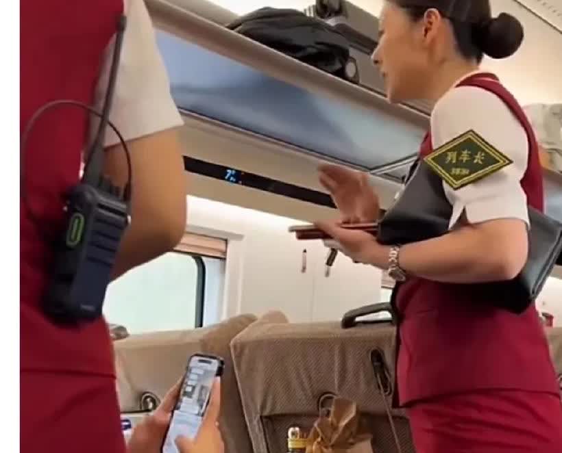 “这要补票吗？”一家三口暑假出游，购票时发现二等座只剩两张，于是父母就用孩子的身