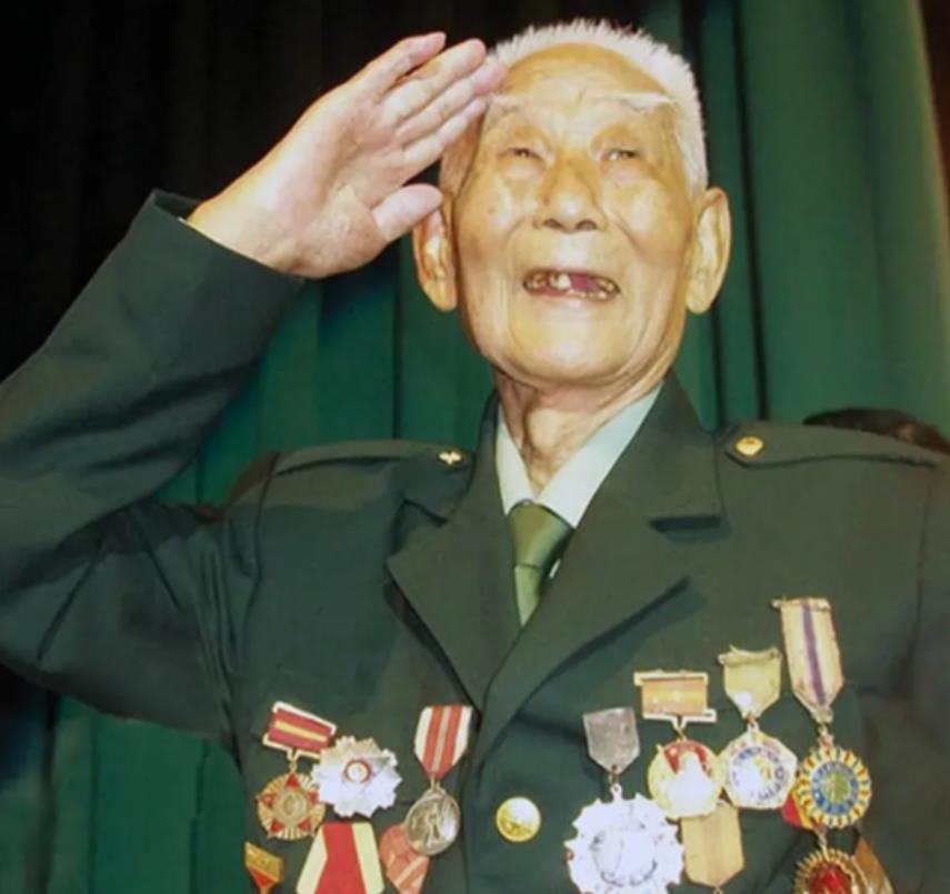 1948年夜行军时，一士兵腹痛难忍，只好离队到路边隐蔽沟壑处方便，不想当时他发现