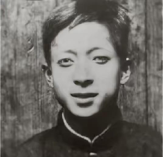 1988年，一个叫叶依奎的老头哆哆嗦嗦地回到大陆。下了飞机，他没回家，直奔组织，