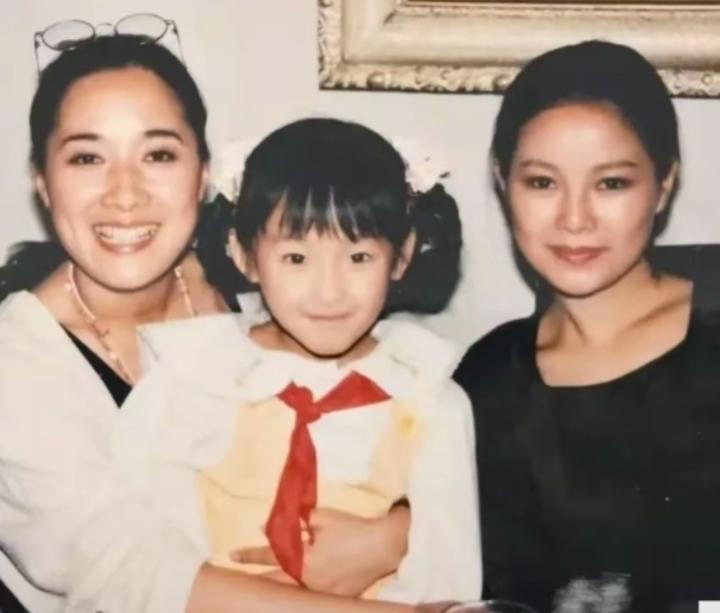 伍宇娟与好友茅威涛年轻时的一张
留影，两人一个从事演艺之路一个从事戏曲