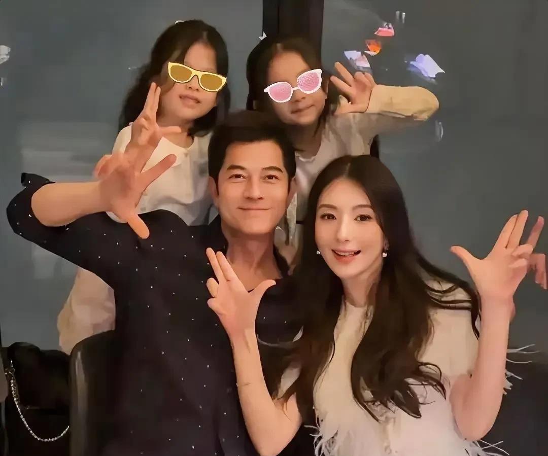 熊黛林昨晚估计在想一个问题，
自己和郭富城在一起7年，为什么没能走到最后。方媛是