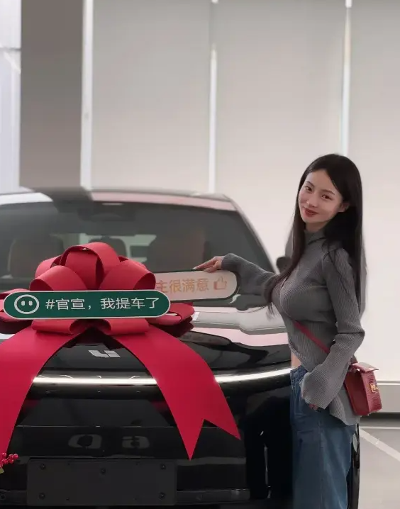 不怪小姐姐炫车，换谁谁不是。
