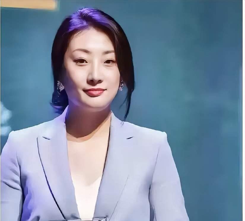 叔叔炮轰自己亲侄女，说她从不与宗家往来！
据说宗大小姐这个叔叔私下里都已经喊杜嫂