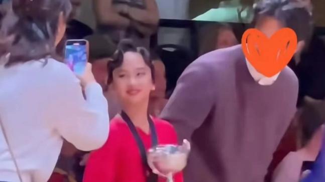 孙俪女儿小花英国拉丁舞夺冠！11岁穿红裙超惊艳，妈妈全程跟拍超有爱