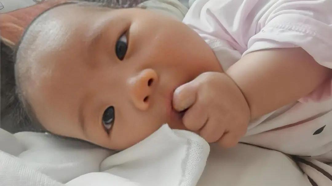 千万别阻止宝宝吃手！儿科主任：这类孩子智商普遍高一大截