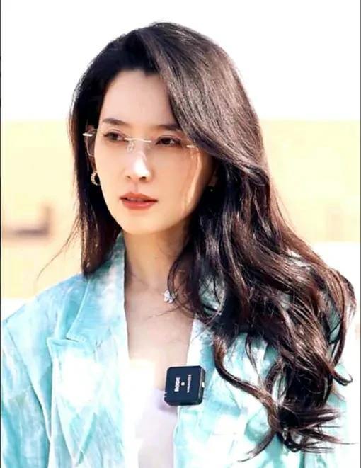 所谓汪峰和宁静亲密牵手之事，不过是一场游戏罢了，各位看客不必过度解读，也无需大惊