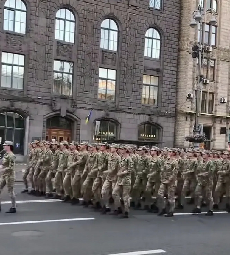 乌克兰新召的士兵全是女兵，这证明乌克兰要大干一场了，库尔斯克的战斗失败，乌克兰并