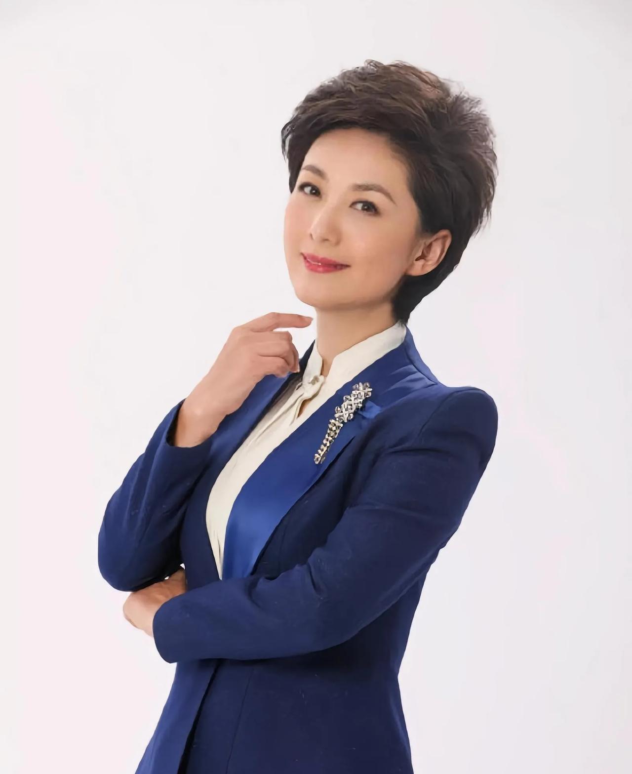 原来他们俩是真正的夫妻关系！妻子叫海霞，她是著名主持人，她出生于河南省郑州市，毕