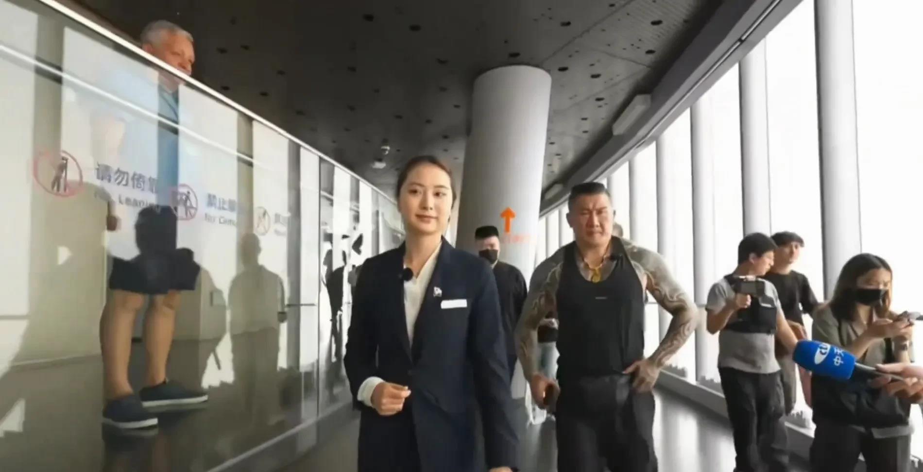 台湾网红馆长陈之汉大陆行的导游水平相对于上海中心的讲解员小姐姐差距太远太远了，上