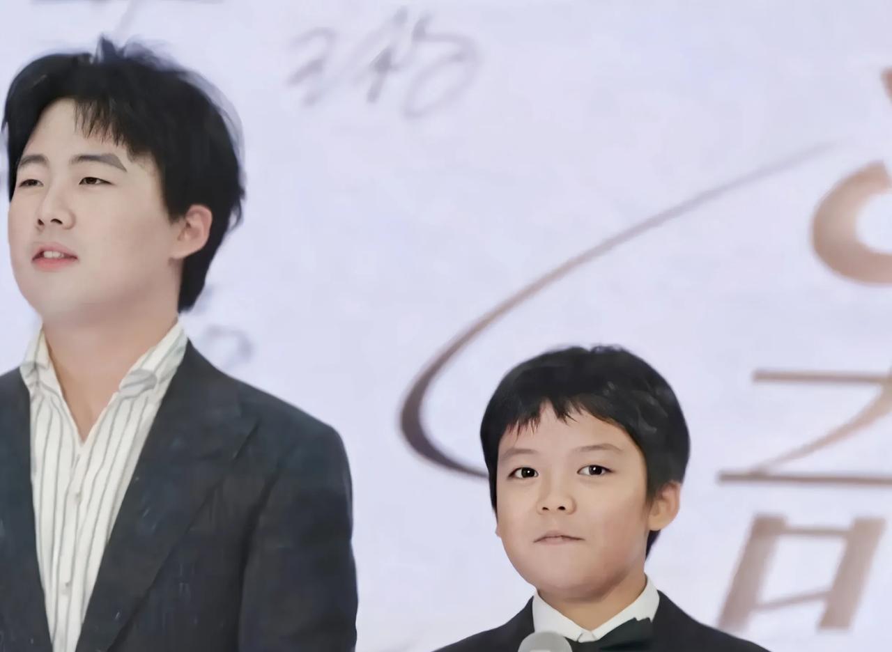德云社个个都是人才，郭麒麟带小孩走红地毯，想都想不到他究竟是谁。
自从郭麒麟跨界