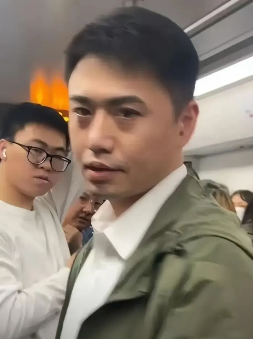 上海地铁，繁忙运转。
人来人往，熙来攘往。
一摊液体，舆论哗然。
你以为的匆匆忙
