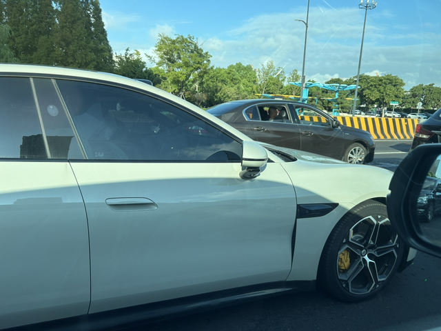 路遇小米SU7
颜色是真亮，帅气的卡钳，可惜没拍到正面

