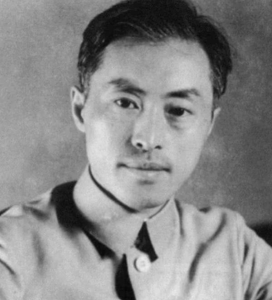 明楼历史原型袁殊，我国间谍之王，拥有中共、中统、军统、日伪、青红帮五重身份，隐藏