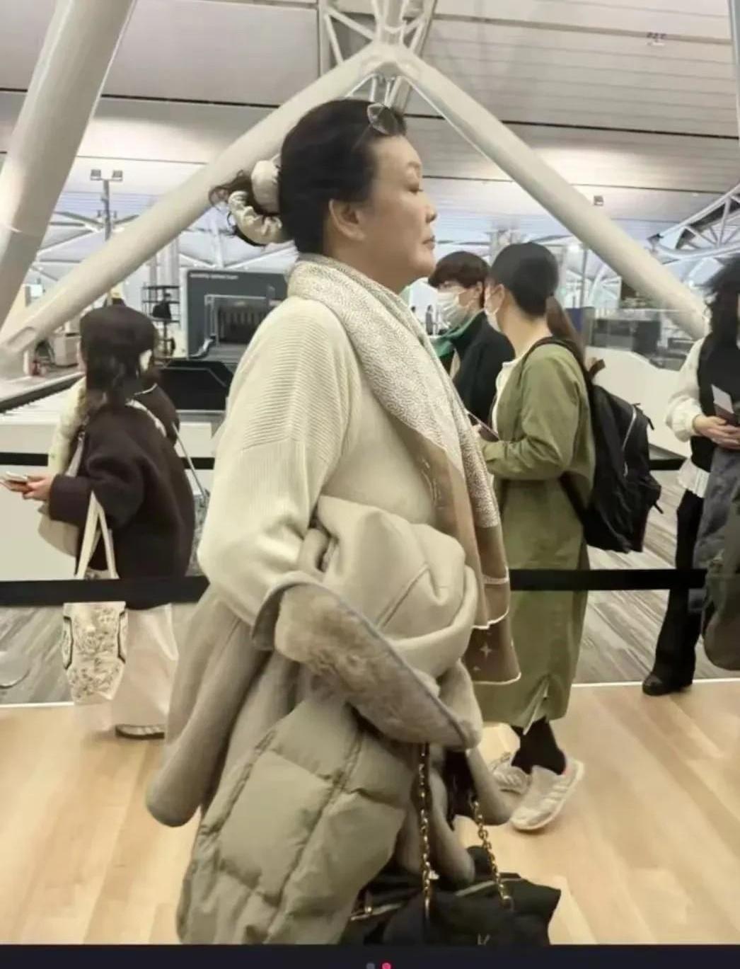 张兰再掀波澜！
近日她带着泛黄医疗档案直飞北京，曝光大S抢救时间线关键疑点——记