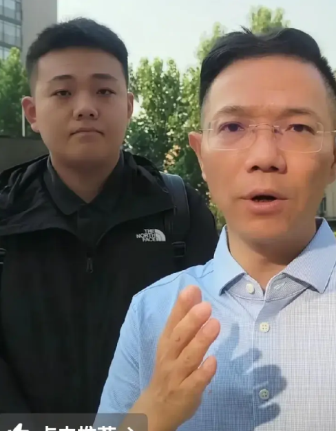 刚刚李律发来视频说，今天的宣判本来说好了要延期的，
但是不知道怎么回事又突然说要