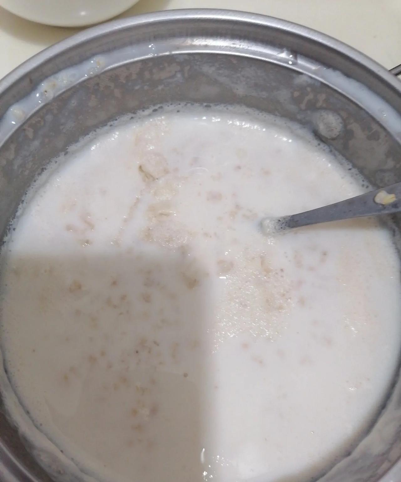 今天早晨讲究了一把，牛奶泡麦片，说讲究实际这是最便宜的一顿早点，2块钱的牛奶，几