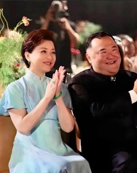 杨澜老公小红帽抢镜！才女身旁的“反差萌”？
国贸三期电梯门“叮”一开，那顶小红帽