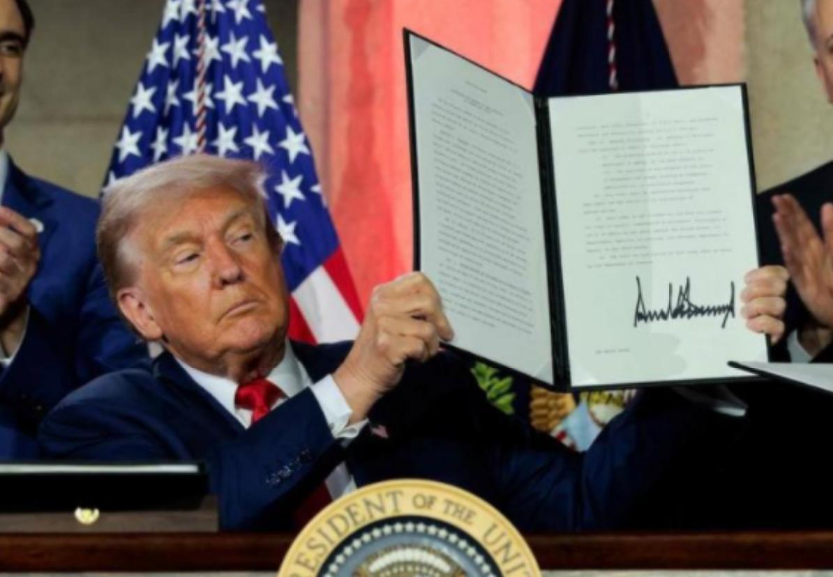 美国对华动手，特朗普签署政令：打倒中国。
说白了，美国想卡住中国AI发展的脖子，