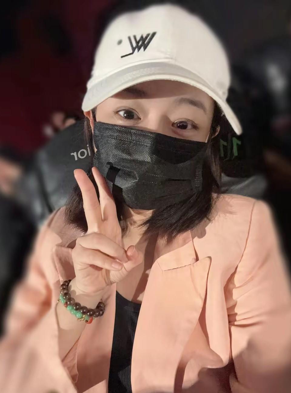近日，陈妍希与一名神秘男子共进晚餐的照片在网上疯传，引发网友热议。面对绯闻四起，