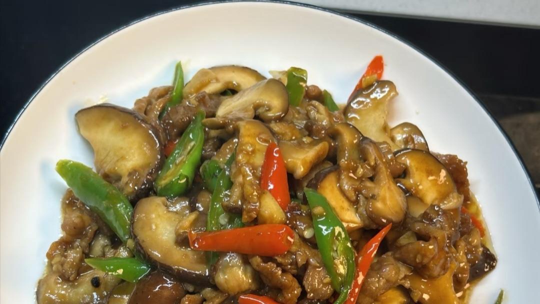 厨房小白封神之作！3分钟搞定的香菇炒肉，香到邻居来敲门