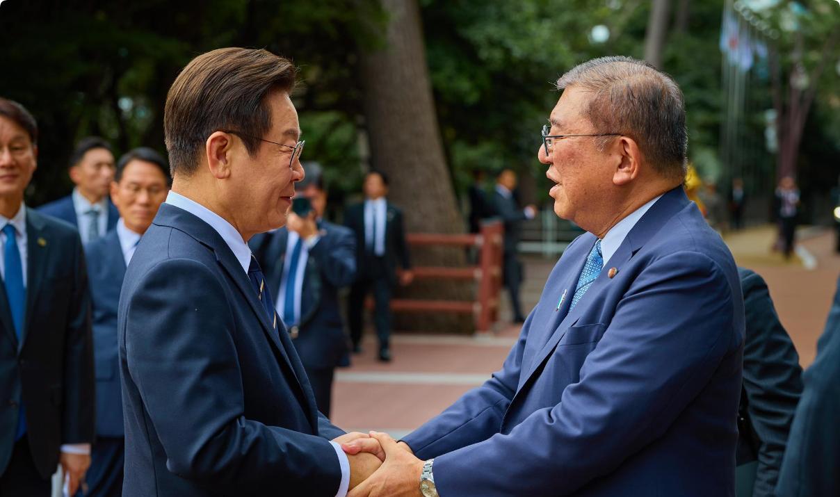 李在明近况照片：会见日本首相石破茂，亲切握手。
时间是9月30日。
地点：釜山A