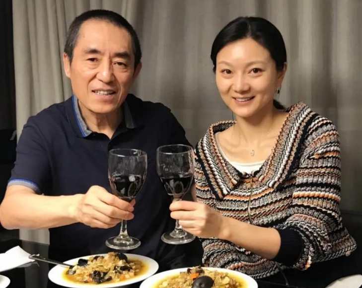 1999年，18岁的陈婷发现自己有了49岁张艺谋的孩子。陈婷打电话问张艺谋怎么办