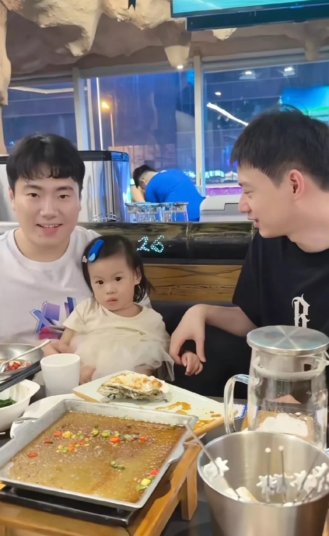 没有女儿的大胖看到周雨的女儿可眼馋了，妥妥的一个女儿奴！