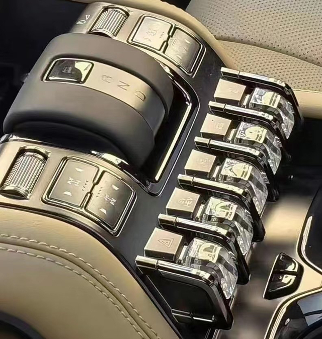 比亚迪F品牌内饰
这是网传的F品牌内饰，看着就像那些超重型工业运输车的面板，男人