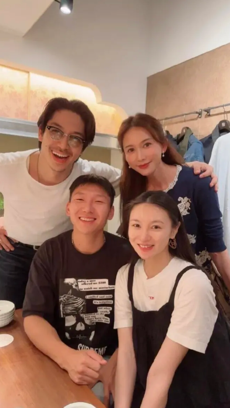 你能想象吗？林志玲夫妇和阿如那夫妇竟然一同聚会了！50岁的林志玲身着棕色大衣，搭
