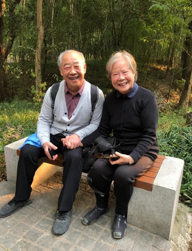 不知道大家发现没有
凡是老两口跟儿子儿媳孙辈一起吃饭的，大多数都会犯一个毛病。