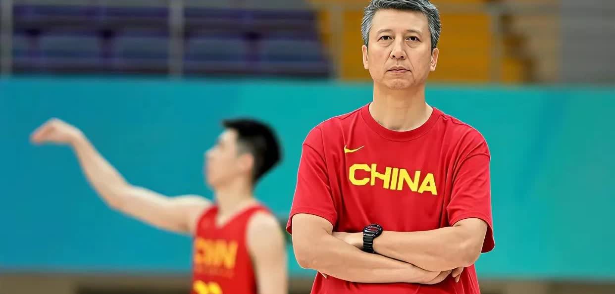 在比赛中两三次快攻时都不传球，自己攻还进不中，郭指导你就那么固执，你离宫指导的成