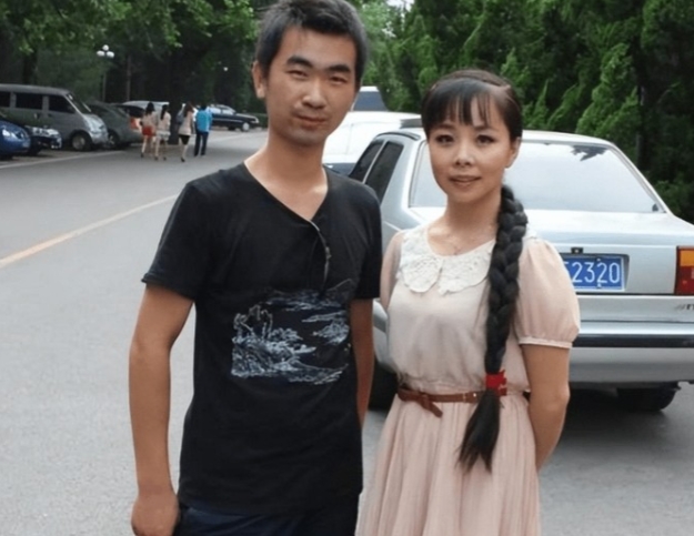 2007年，王二妮出名后，男友李飞对她说“二妮，分手吧，咱俩不是同一世界的人了。
